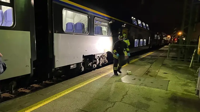 Le operazioni dei soccorritori in stazione a San Donà