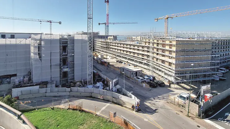 Una visuale dei cantieri dei due hotel (foto Interpress)