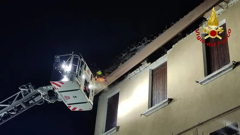 L'intervento dei vigili del fuoco sul tetto della palazzina