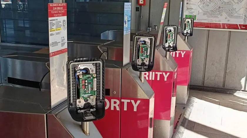 Le validatrici vandalizzate nel terminal di Santa Maria Elisabetta