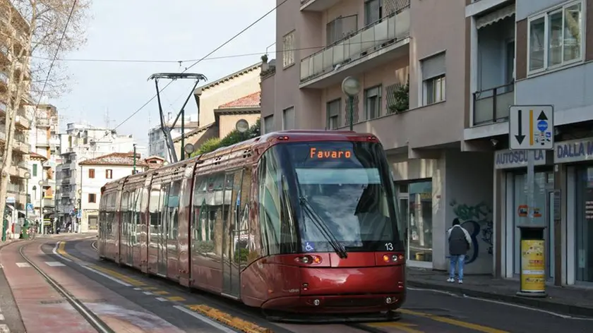 Il tram in via Olivi