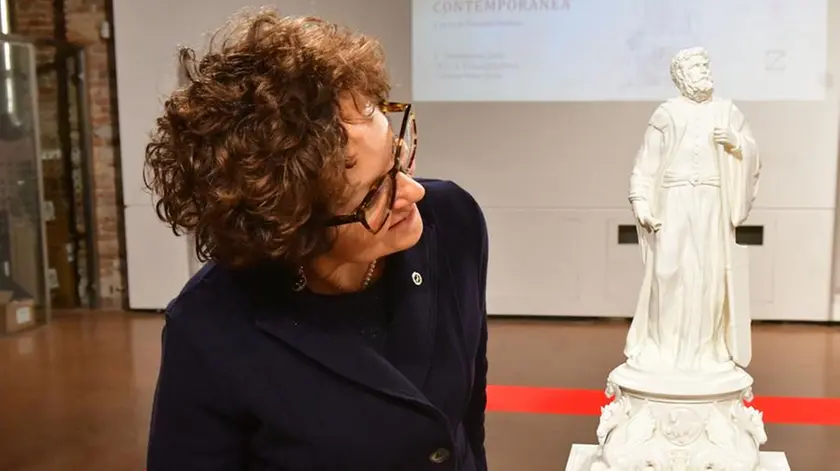 La rettrice Tiziana Lippiello osserva il modello della statua