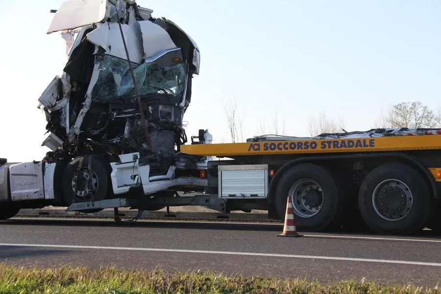 Uno dei camion coinvolti nello schianto in A4 (foto Bortoluzzi)