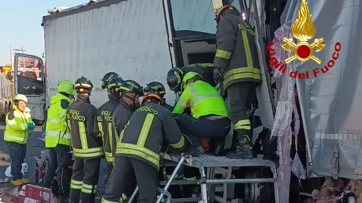 L'intervento dei soccorritori nell'incidente in autostrada