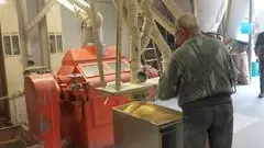 Un artigiano al lavoro. A Chioggia tante le imprese che chiudono