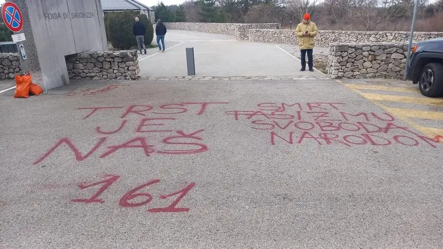 Le scritte all'ingresso della Foiba di Basovizza