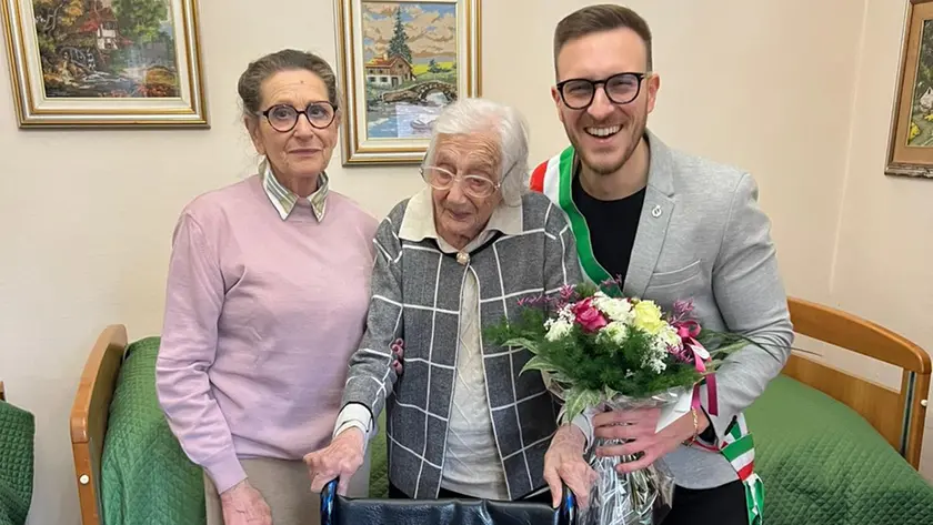 Nonna Veneranda tra il sindaco e la figlia