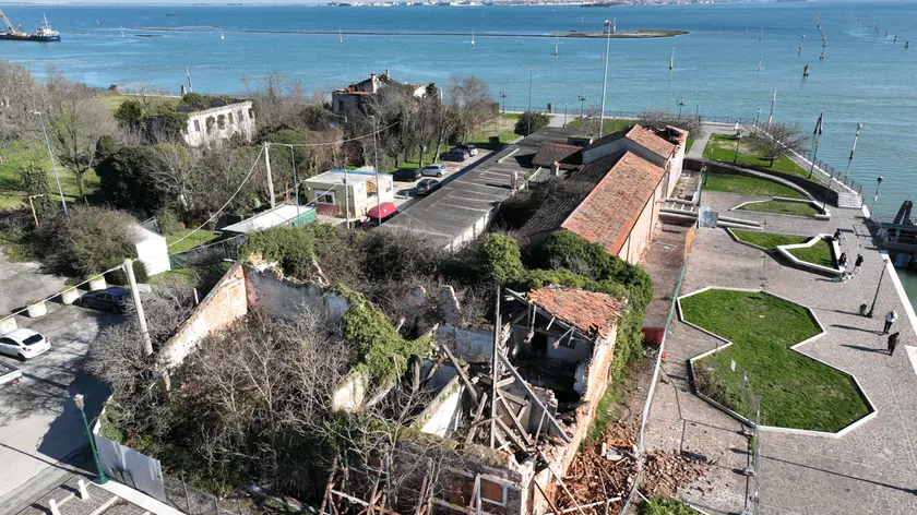 Punta Fusina con gli edifici pubblici che crollano (foto Pòrcile)