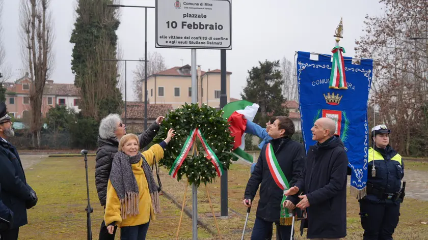Lo svelamento della targa Piazzale 10 febbraio inaugurato tra le polemiche (ph Pòrcile)