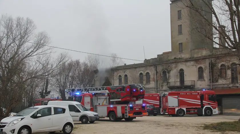 L'incendio a Ca' Pasquali, in fiamme la ex caserma (foto Bortoluzzi)