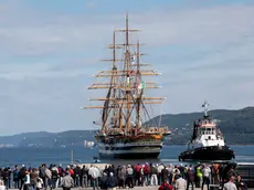 Uno scatto d’archivio della celebre nave scuola Vespucci nel golfo di Trieste in occasione di passate edizioni della regata Barcolana Foto Andrea Lasorte e Massimo Silvano