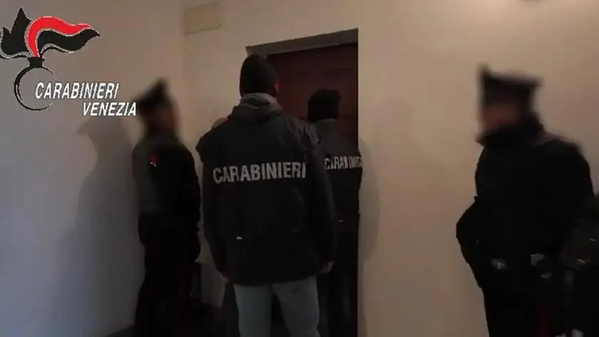La perquisizione dei carabinieri nell'abitazione di uno degli indagati