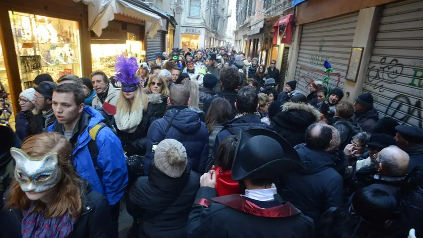 Invasione di turisti lungo le calli per il Carnevale