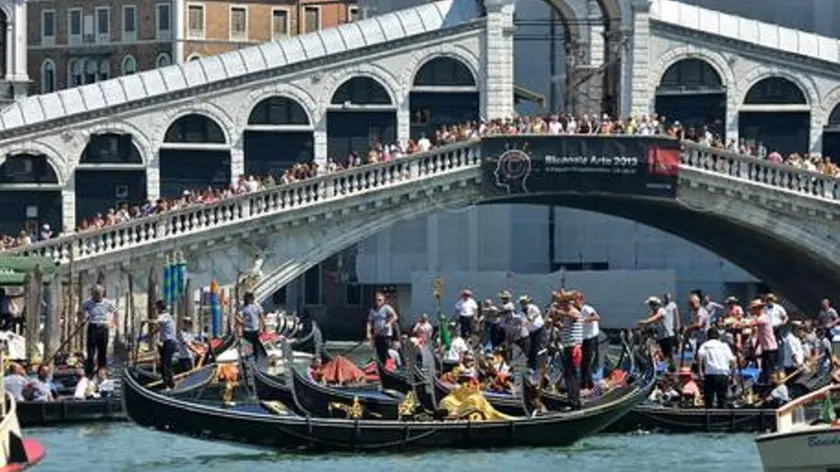 Gondolieri in Canal Grande, sullo sfondo il ponte di Rialto