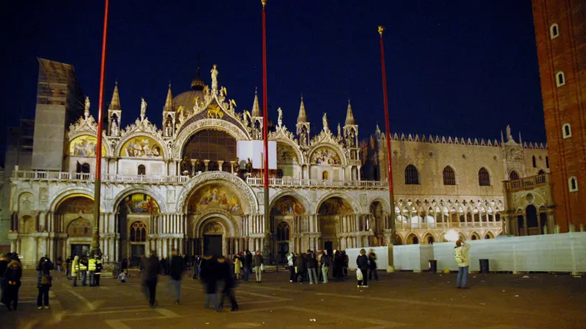 iniziativa 'm'illumino di meno ' RISPARMIO ENERGETICO IN PIAZZA SAN MARCO persone a San Marco con le luci spente
