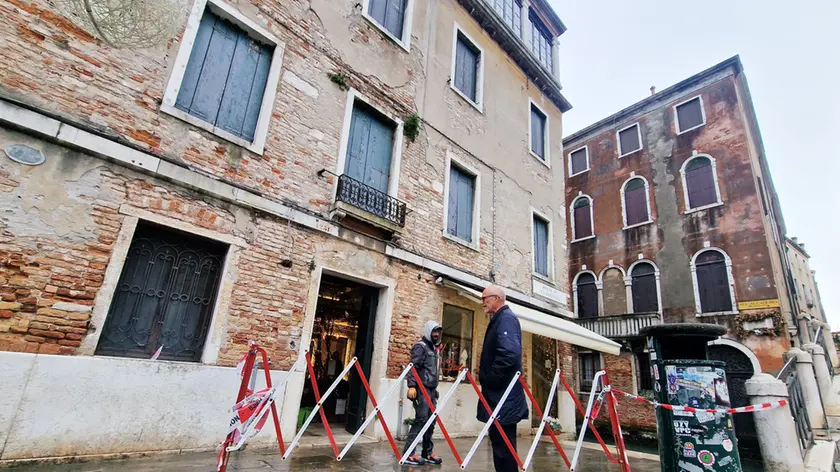 Il cornicione crollato in campo Manin (foto Interpress)