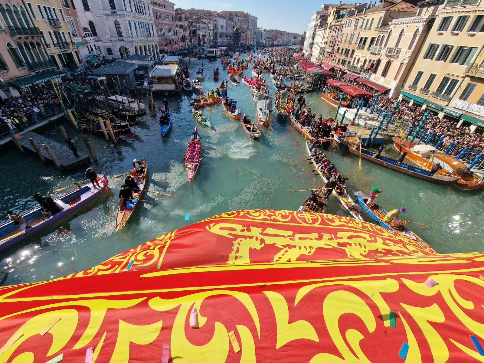 Il passaggio del corteo acqueo al carnevale di Venezia