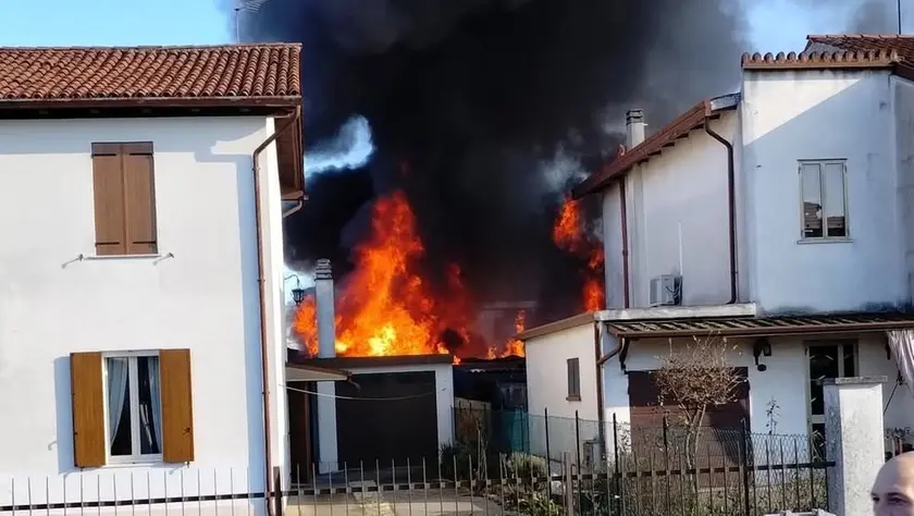 Incendio a Spinea (foto Pòrcile)