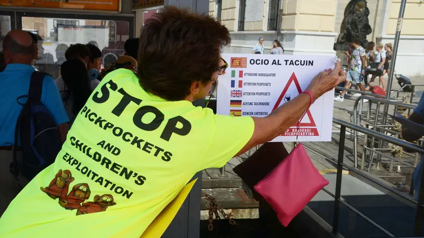 Venezia 06.08.2017.- Manifestazione contro borseggi. Stazione Santa Lucia, Ferrovia. La protesta dei “Cittadini non distratti”