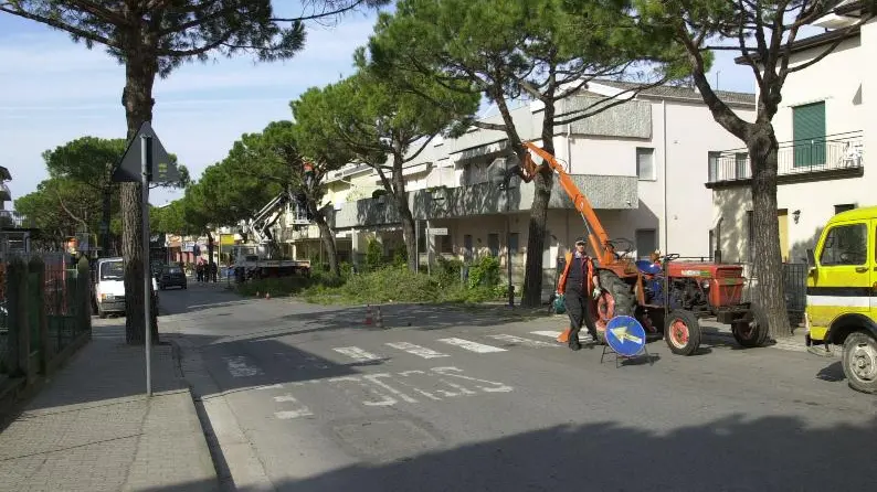 Una veduta di via Bafile a Jesolo dove si adegua la segnaletica