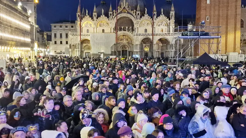 L'apertura del Carnevale 2025 in piazza San Marco a Venezia