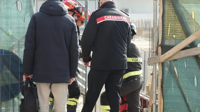 Vigili del fuoco e carabinieri sul luogo dell'infortunio mortale (ph Pòrcile)