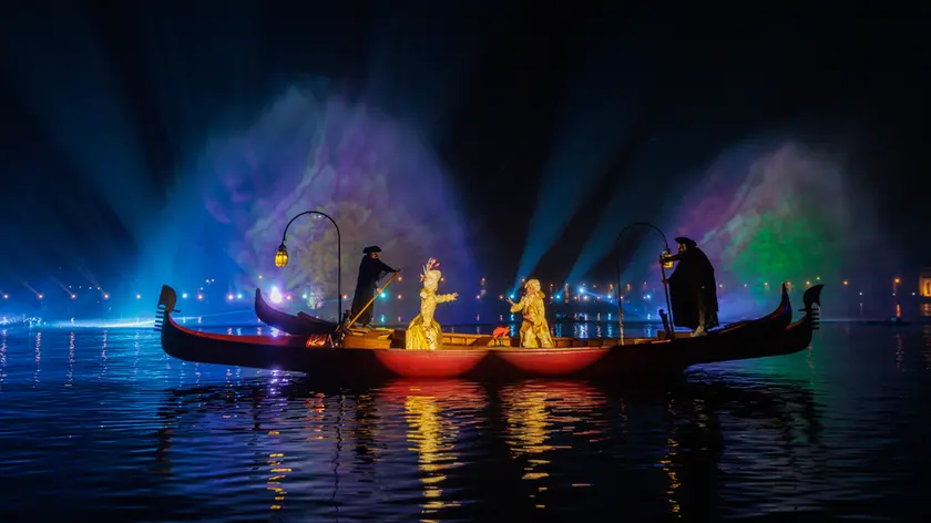 Lo show sull’acqua all’Arsenale “Giacomo. Una storia d’amore”