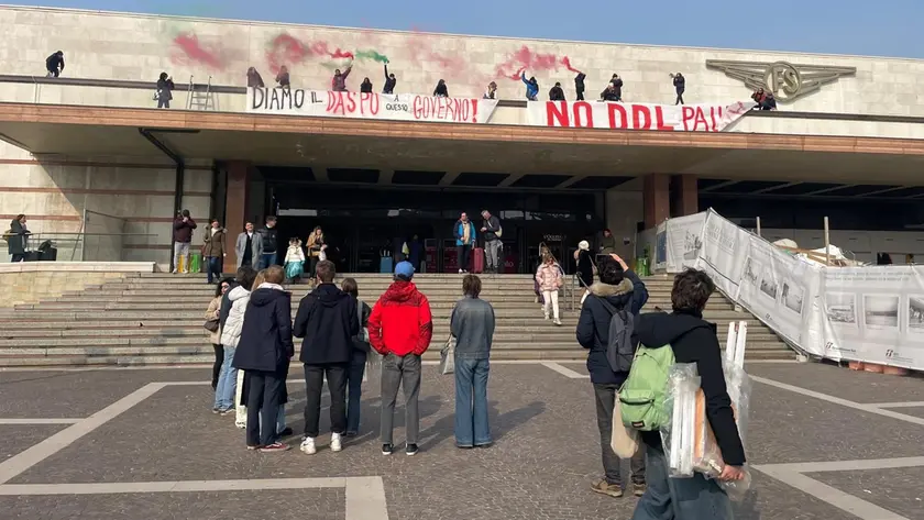 I manifestanti sul tetto della stazione di Venezia