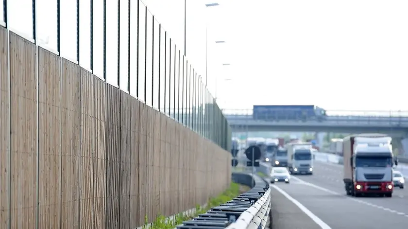 Le barriere fonoassorbenti lungo la terza corsia dell'autostrada A4