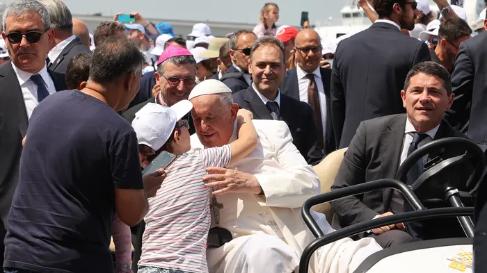 L'abbraccio del Papa a un bambino in piazza Unità a Trieste (Foto Lasorte)