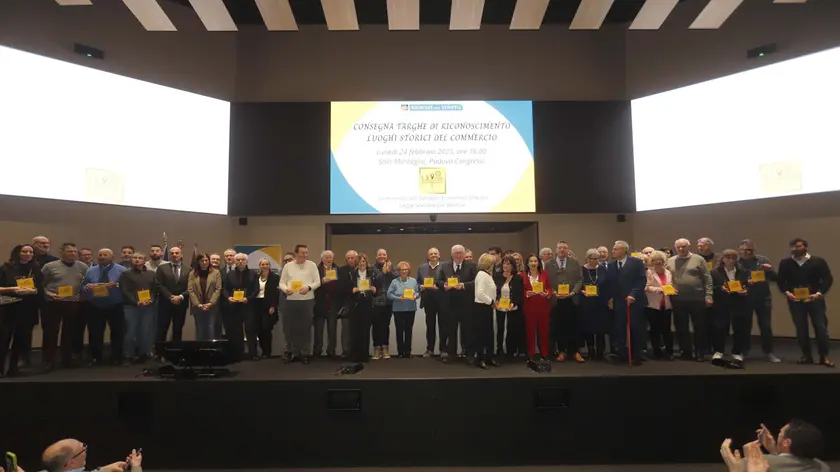 Una foto di gruppo con alcuni dei commercianti premiati