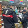 I carabinieri di Venezia durante l'attività di controllo del materiale di Carnevale in un magazzino veneziano