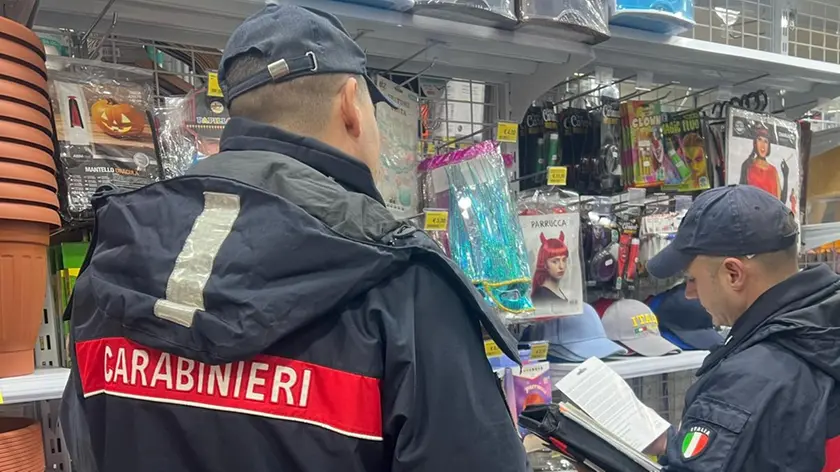 I carabinieri di Venezia durante l'attività di controllo del materiale di Carnevale in un magazzino veneziano