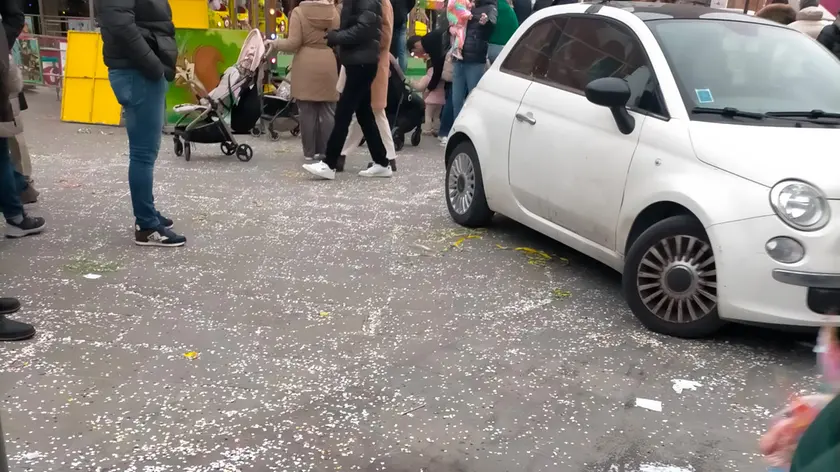 Contatti ravvicinati in Corso del Popolo tra auto e bambini in maschera