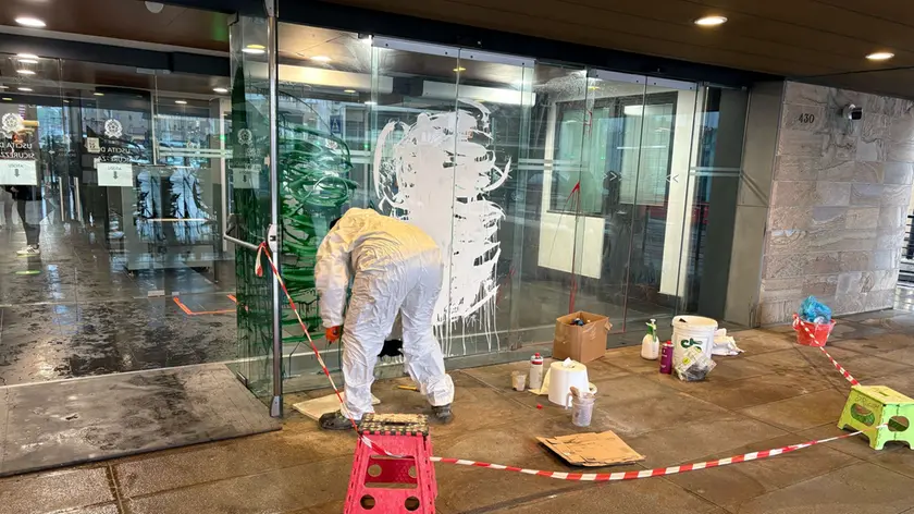 L'ingresso del Tribunale di Venezia imbrattato da Pasquale Aita