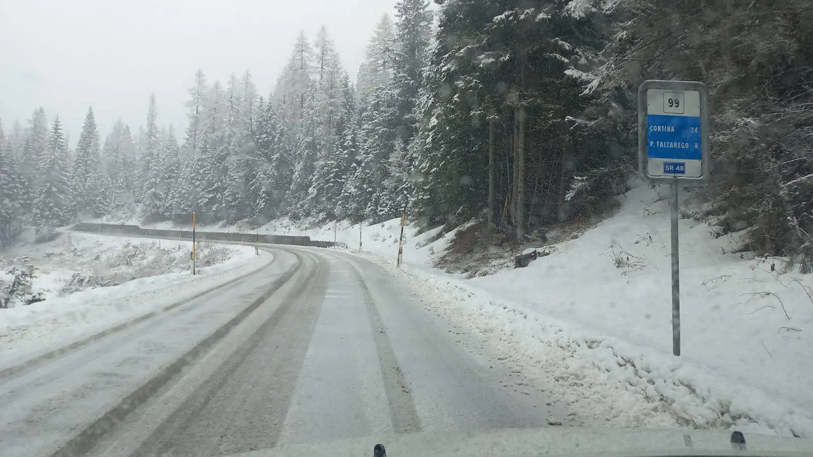 La strada verso passo Falzarego