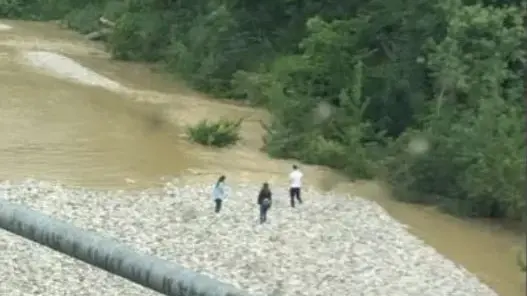 I tre ragazzi sull'isolotto al centro del fiume prima della tragedia