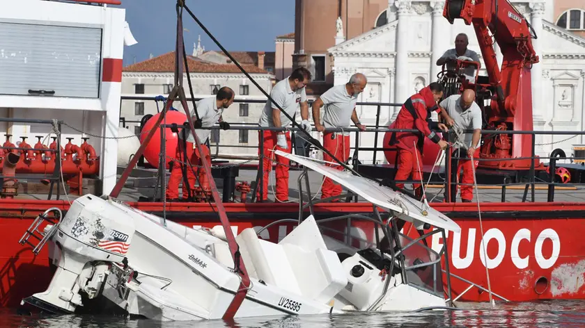 Il recupero di un'imbarcazione affondata in laguna (foto d'Archivio)