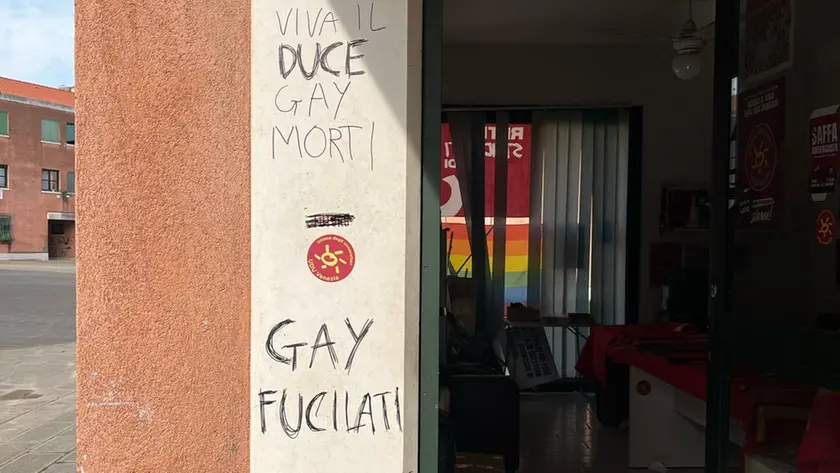 Le scritte comparse sulla sede dell'Udu Venezia