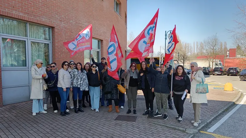 Le donne che hanno partecipato al presidio davanti al Novotel di Mestre