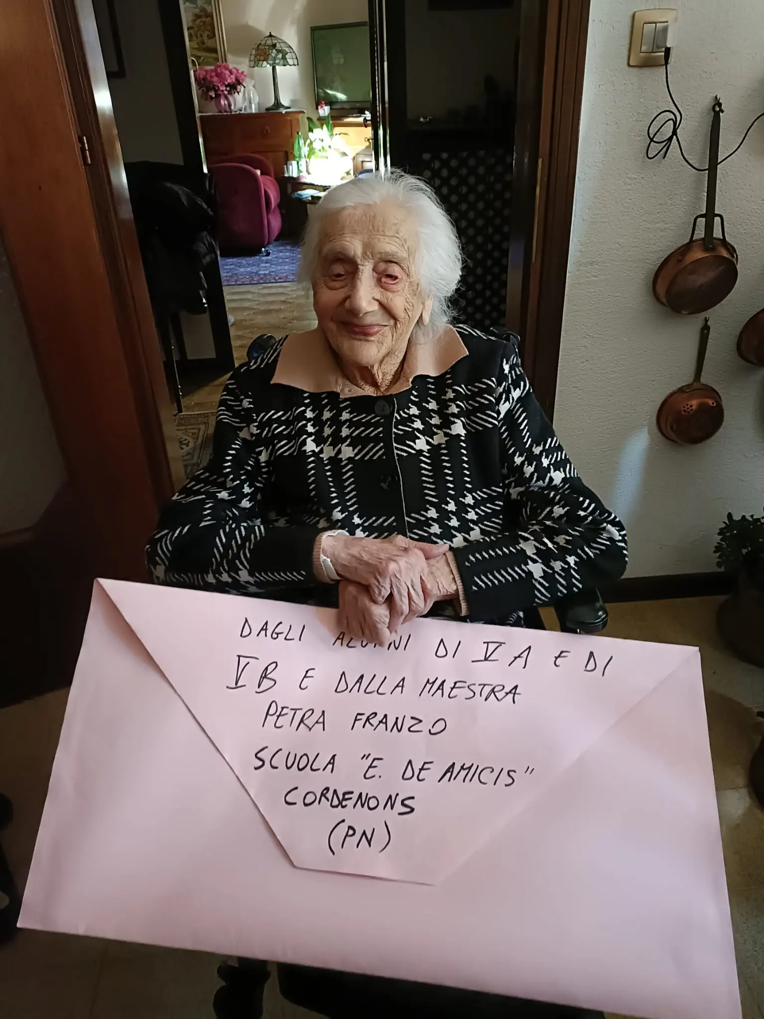 Nonna Rina con la mega busta che contiene le lettere dei bambini