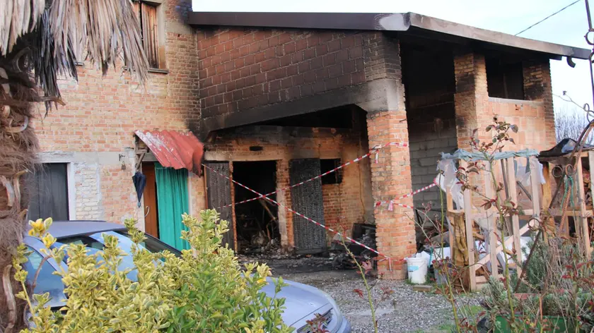 Quel che resta della stalla dopo l'incendio (foto Bortoluzzi)