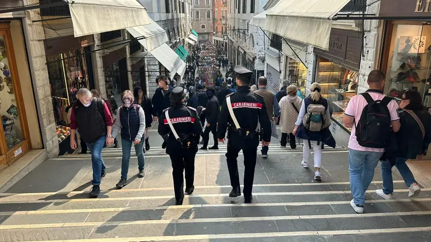 Controlli dei carabinieri sul ponte di Rialto