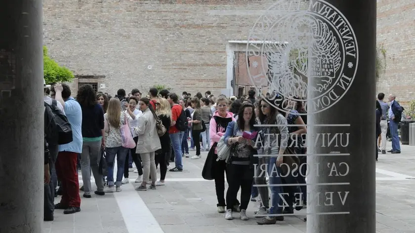 Studenti nel cortile della sede centrale di Ca' Foscari