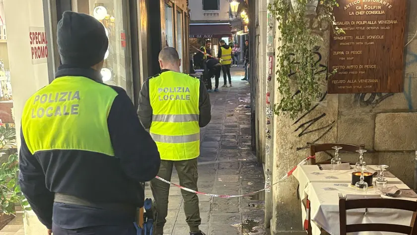 I rilievi della polizia dopo la zuffa a Cannaregio