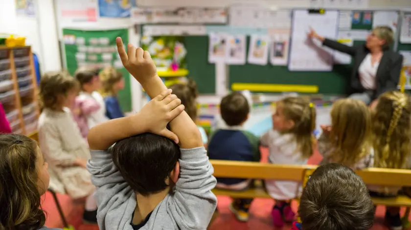 Un gruppo di bambini in una scuola materna con un’insegnante