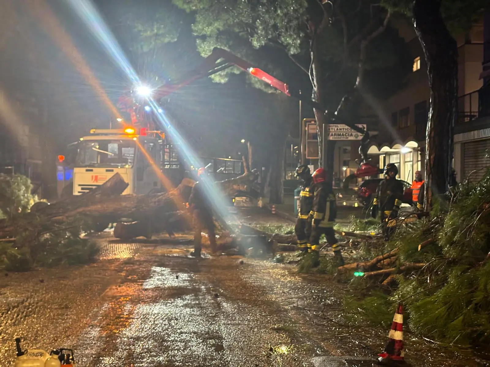 I vigili del fuoco al lavoro in via Aquileia