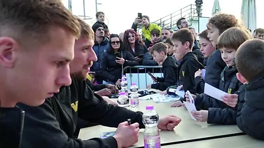 I giocatori del Venezia firmano autografi ai bambini (Foto Porcile)