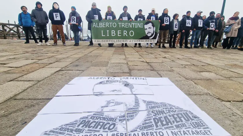 Una manifestazione per la liberazione di Alberto Trentini