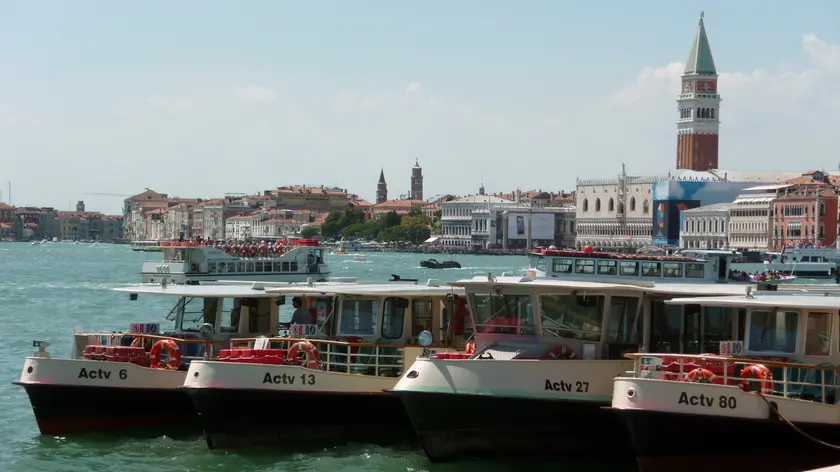 Vaporetti ormeggiati all'Arsenale